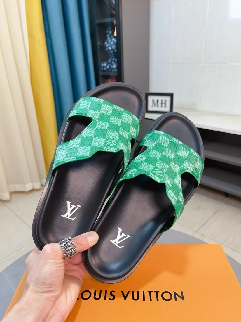 Men's shoes💰300🌹🌹【LV】Multi-color new men's slippers, original top-quality version, original special cowhide with pebbled embossing➕sheepskin on the inner and side, non-slip combination sole, more stable walking, more comfortable and lightweight, high-end and generous, size: 38~44